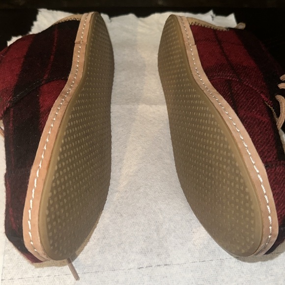 NWOT Toms Women’s Size 7.5 Red and Black with Tan Leather Outlining. New. - Picture 7 of 8